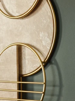 Abstracte metalen wanddecoratie met marmereffect