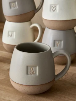 Alphabet mok met gespikkelde glazuur