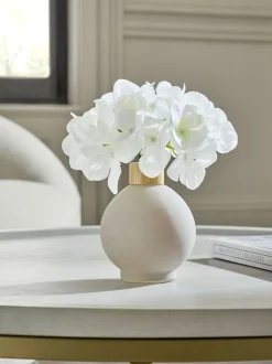 Arrangement met kunsthortensia in kleine grijze glazen vaas