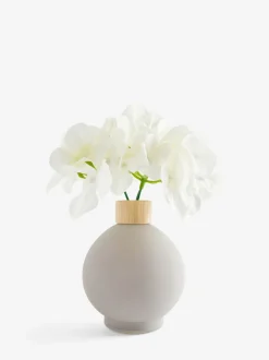 Arrangement met kunsthortensia in kleine grijze glazen vaas