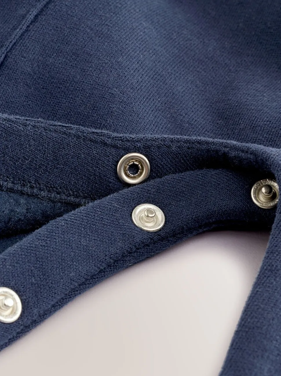 Baker by Ted Baker kiezelkleurig marineblauw en rood varsity-rompertje