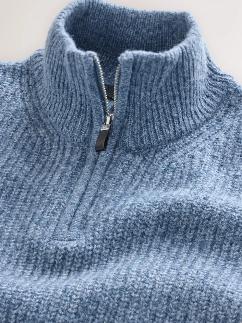 Blauw - Regular-fit gebreide trui met textuur en kwartrits bij de hals en wol