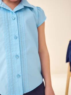 Blauw - Schoolblouse met pofmouwen en kantafwerking (3-14 jr)