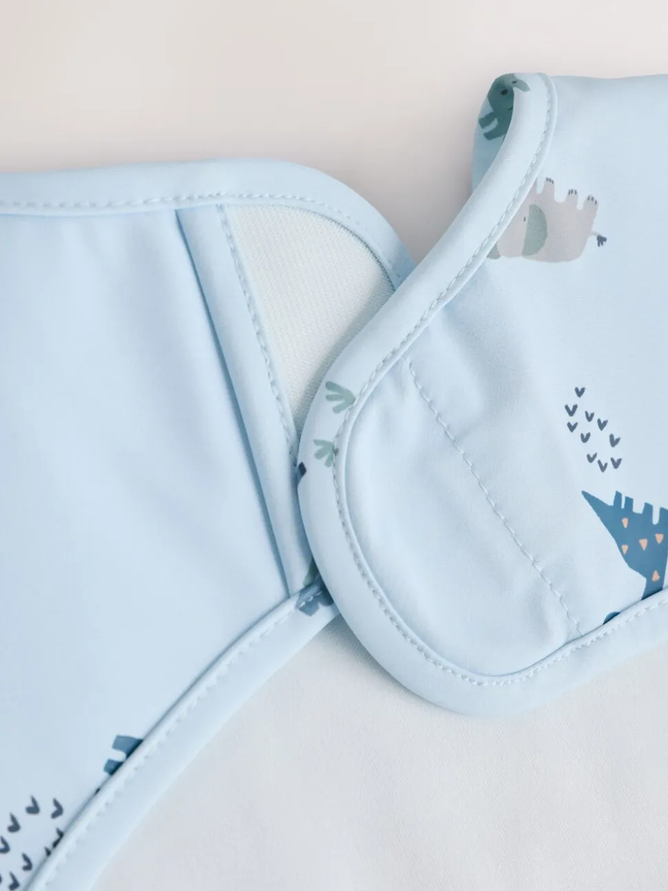 Blauw Dino Jungle - Slabbetje met mouwen voor spenen en voeden