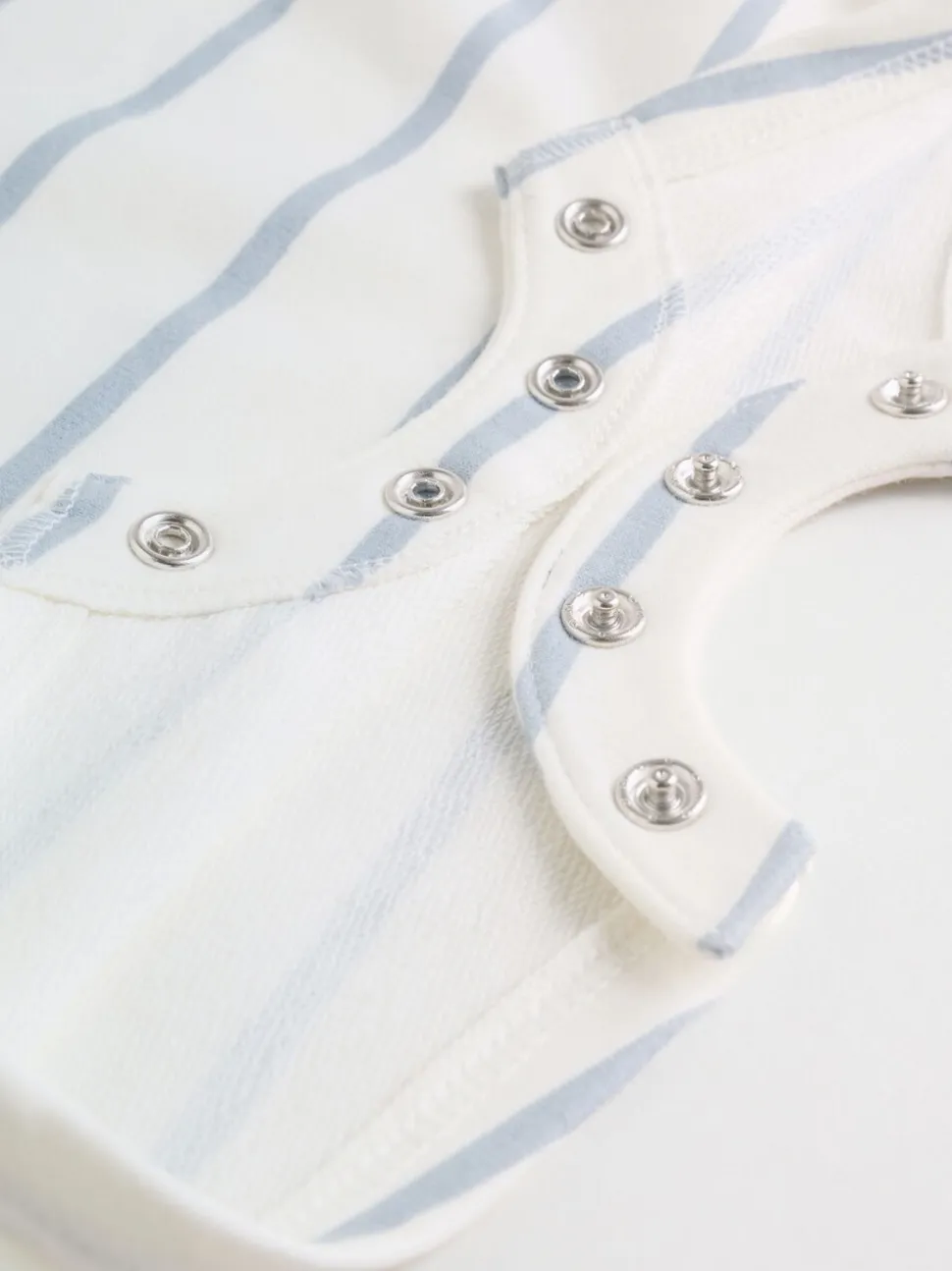 Blauw met wit gestreept - Verpakking van 2 jersey babyrompertjes