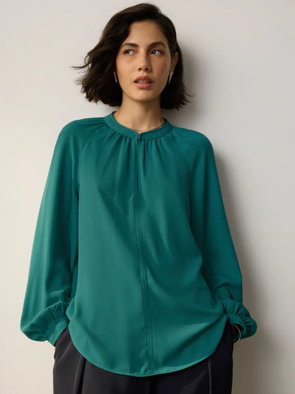 Blauwgroen - Blouse met V-hals en lange mouwen