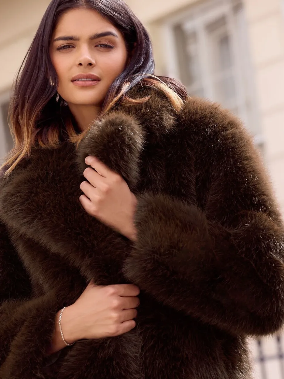 Bruin - Friends Like These X Lucy Mecklenburgh Halflange Jas van Imitatiebont met Ceintuur