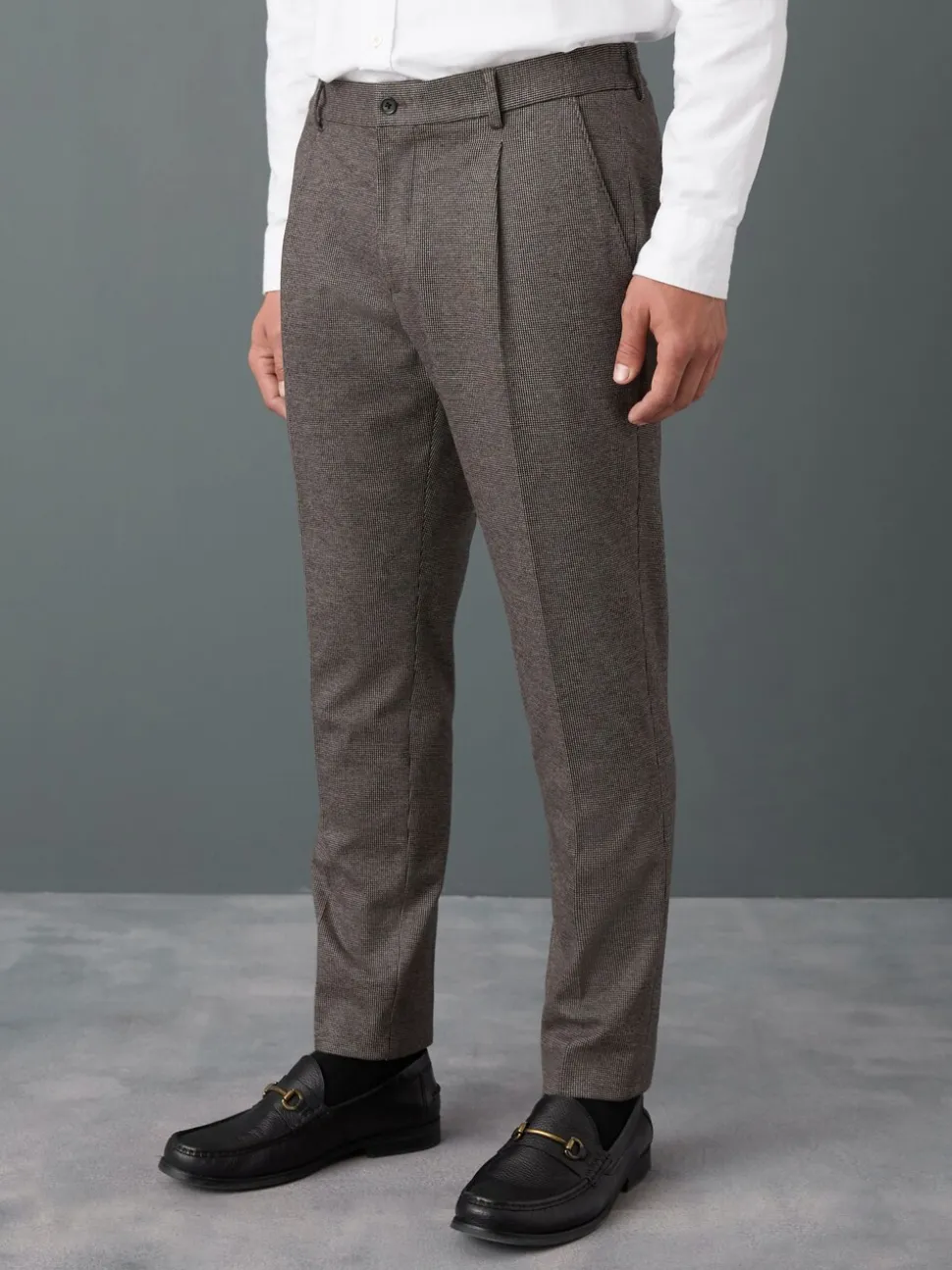 Bruin - Slim fit getextureerde broek met elastische achterkant en stretchy