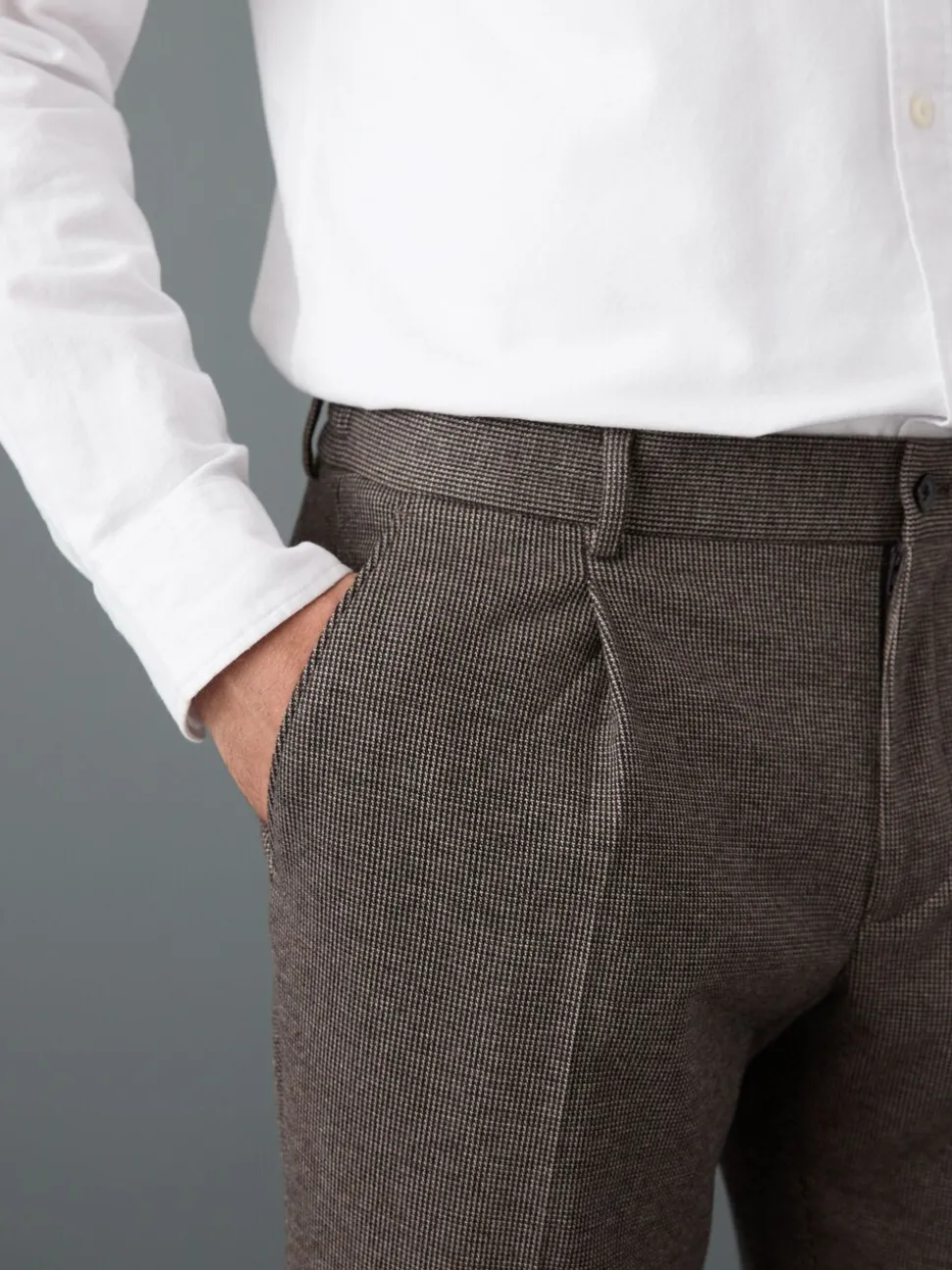Bruin - Slim fit getextureerde broek met elastische achterkant en stretchy