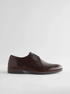 Bruin - Standaard pasvorm - Leren Derby-schoenen met contrasterende marineblauwe zool