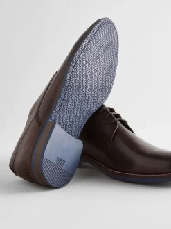 Bruin - Standaard pasvorm - Leren Derby-schoenen met contrasterende marineblauwe zool