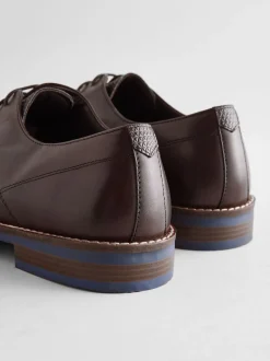 Bruin - Standaard pasvorm - Leren Derby-schoenen met contrasterende marineblauwe zool