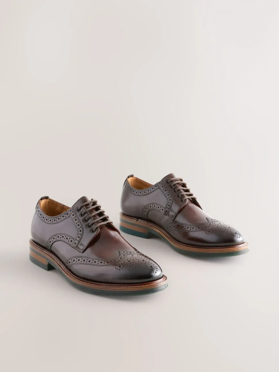 Bruin - Standaard pasvorm - Leren brogues met contrasterende dikke zool