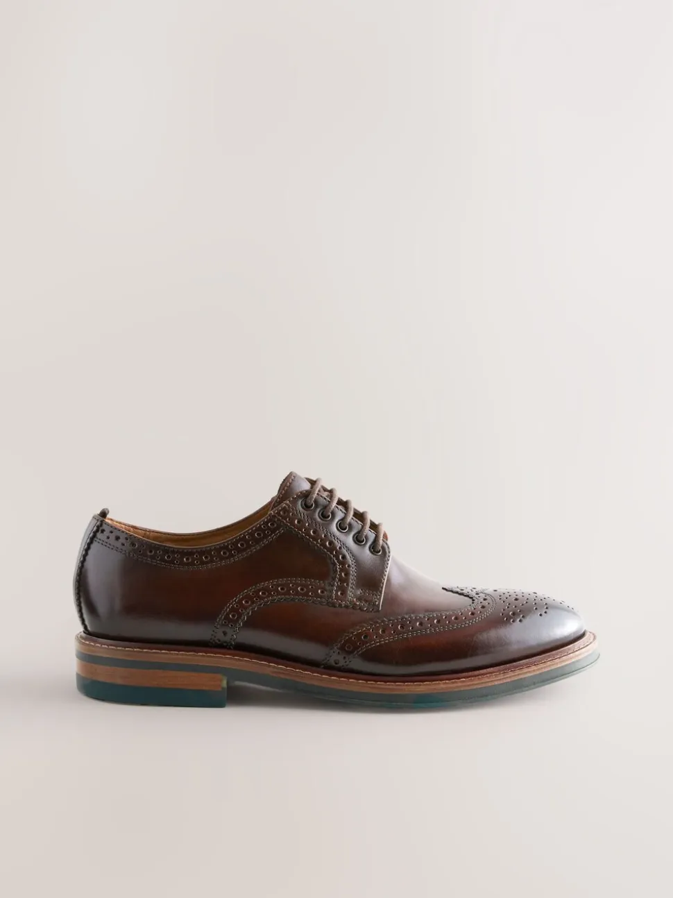 Bruin - Standaard pasvorm - Leren brogues met contrasterende dikke zool
