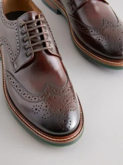 Bruin - Standaard pasvorm - Leren brogues met contrasterende dikke zool