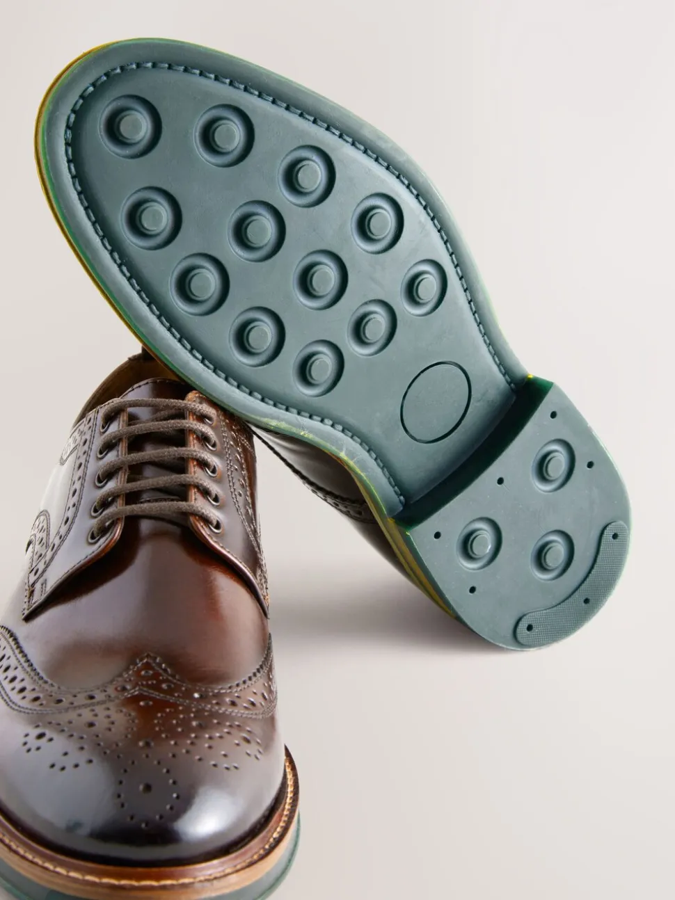 Bruin - Standaard pasvorm - Leren brogues met contrasterende dikke zool