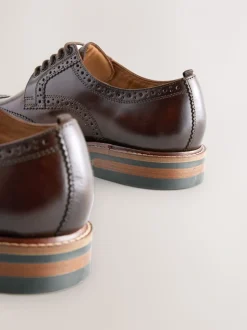 Bruin - Standaard pasvorm - Leren brogues met contrasterende dikke zool