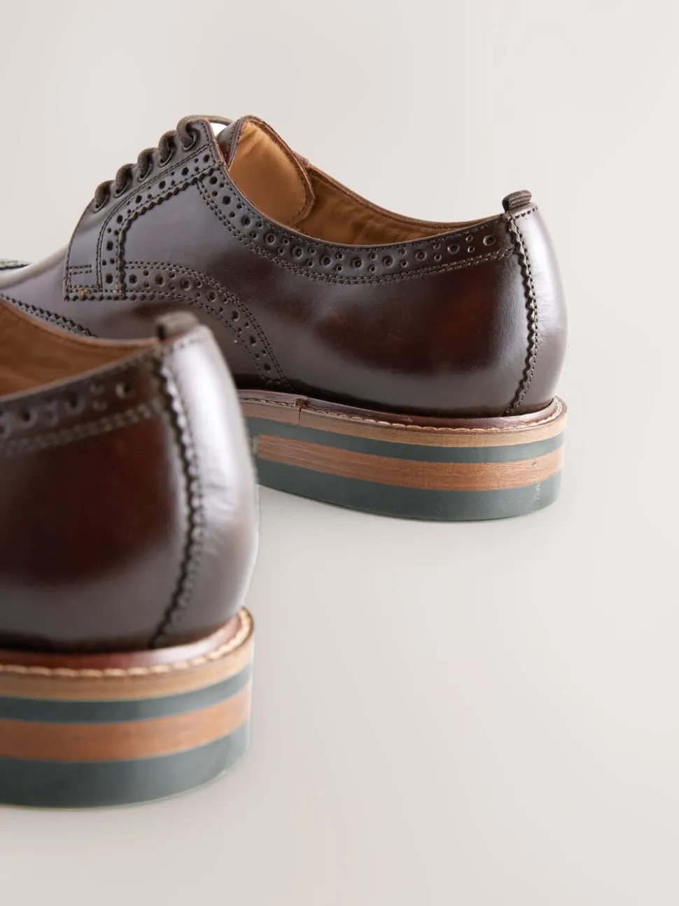 Bruin - Standaard pasvorm - Leren brogues met contrasterende dikke zool