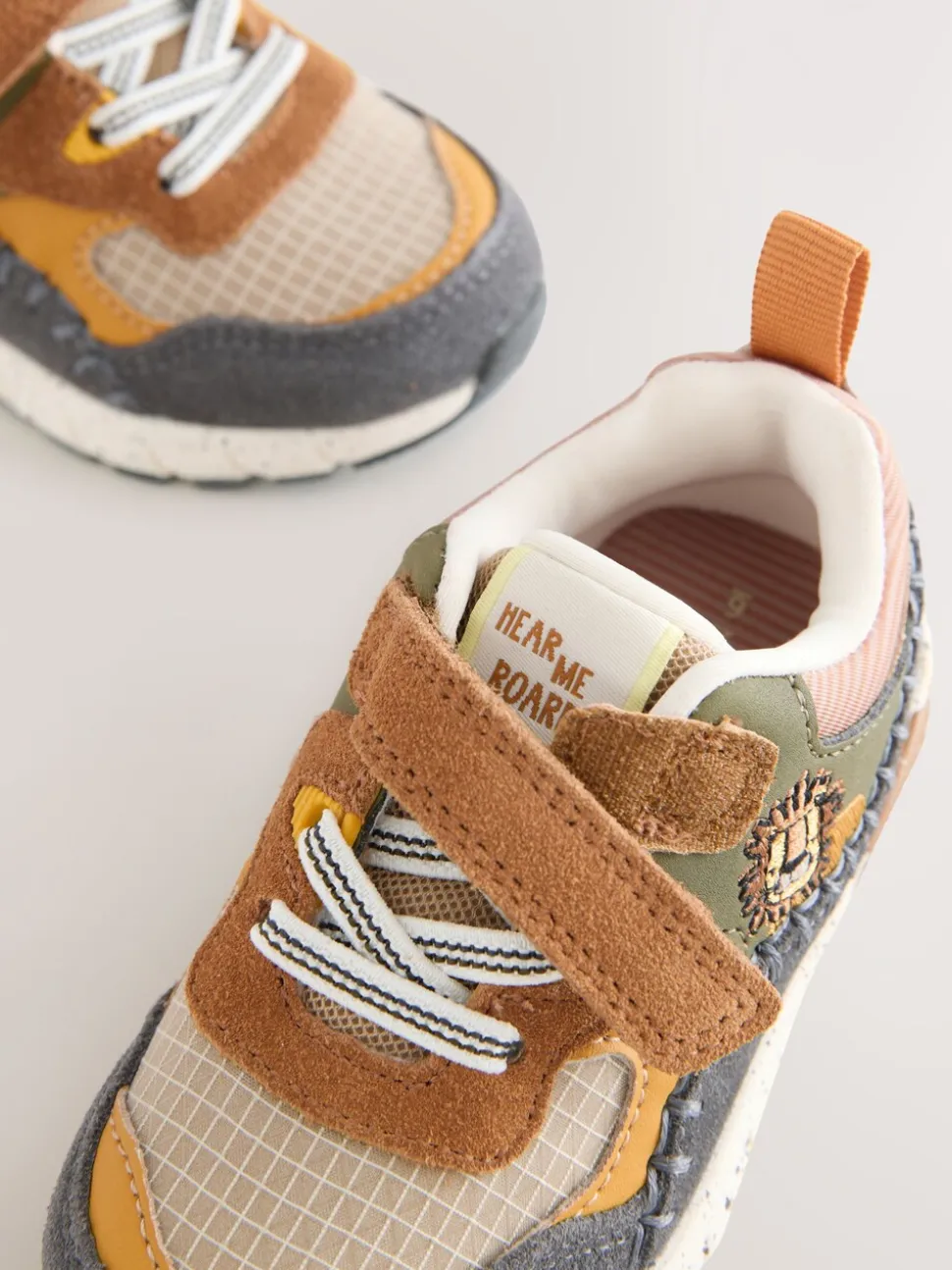 Bruin met leeuw - Elastische sportschoenen
