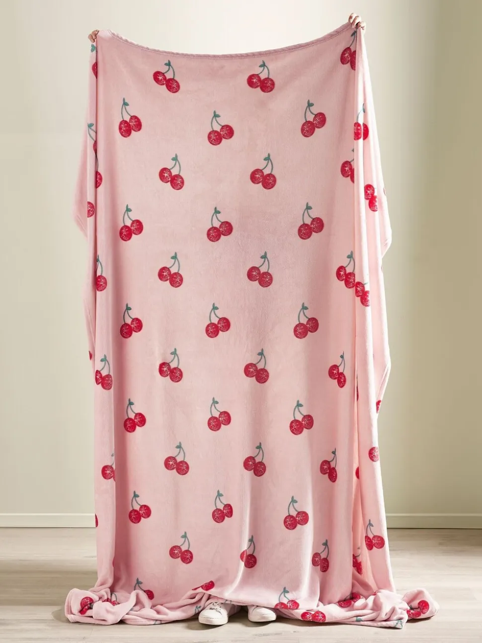 Catherine Lansfield Oversized Disco Cherries Cosy Fleece Deken