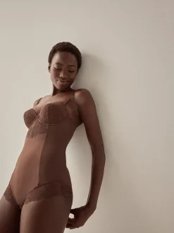 Chocolade nude - Kanten body met cups en sterke buikcorrectie