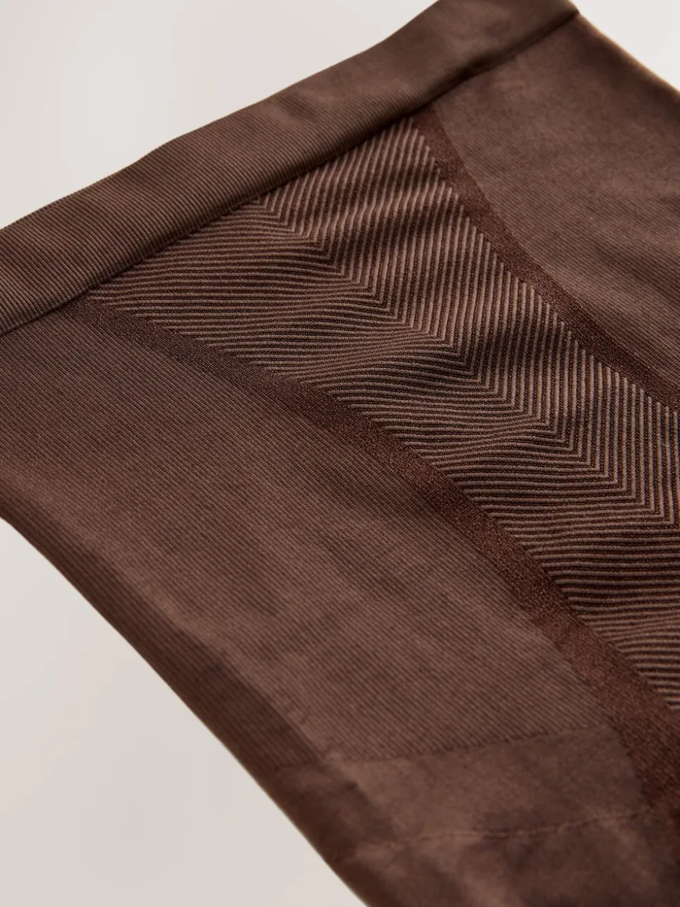 Chocolade nude - Vormgevende naadloze slip voor gladdere dijen met stevige buikcorrectie