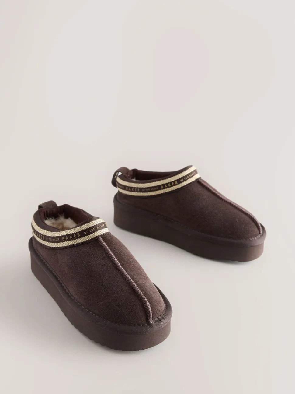 Chocoladebruin - Baker by Ted Baker waterafstotende suède muilklomp-pantoffels voor meisjes