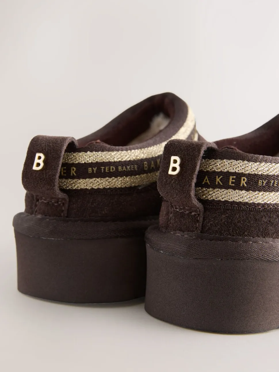 Chocoladebruin - Baker by Ted Baker waterafstotende suède muilklomp-pantoffels voor meisjes