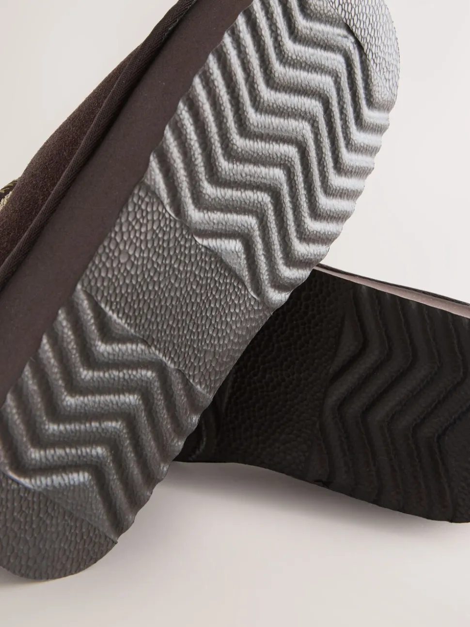Chocoladebruin - Baker by Ted Baker waterafstotende suède muilklomp-pantoffels voor meisjes