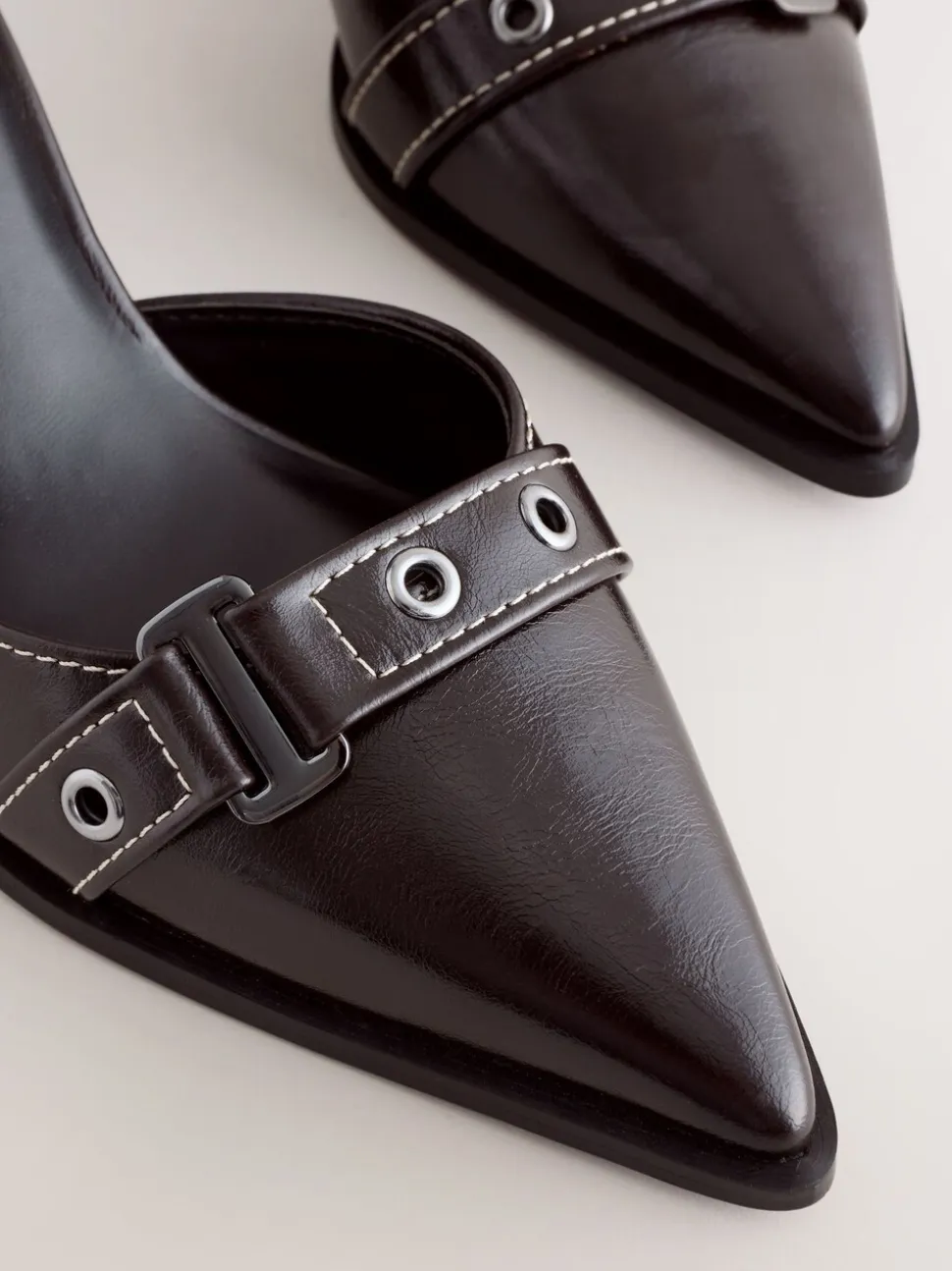 Chocoladebruin - Forever Comfort® Point Toe Buckle Block Heels