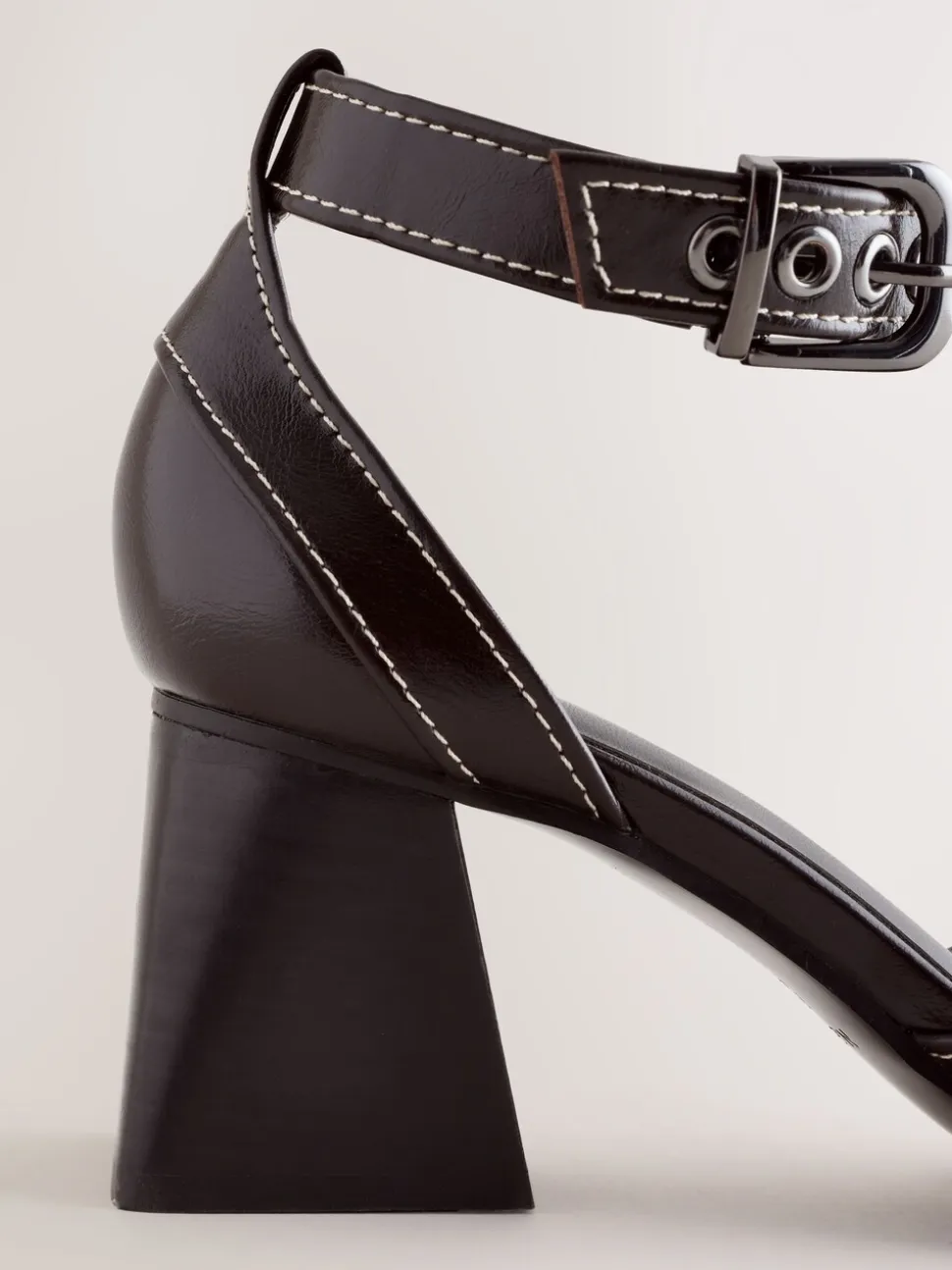 Chocoladebruin - Forever Comfort® Point Toe Buckle Block Heels