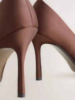Chocoladebruin - Forever Comfort® satijnen pumps met spitse neus