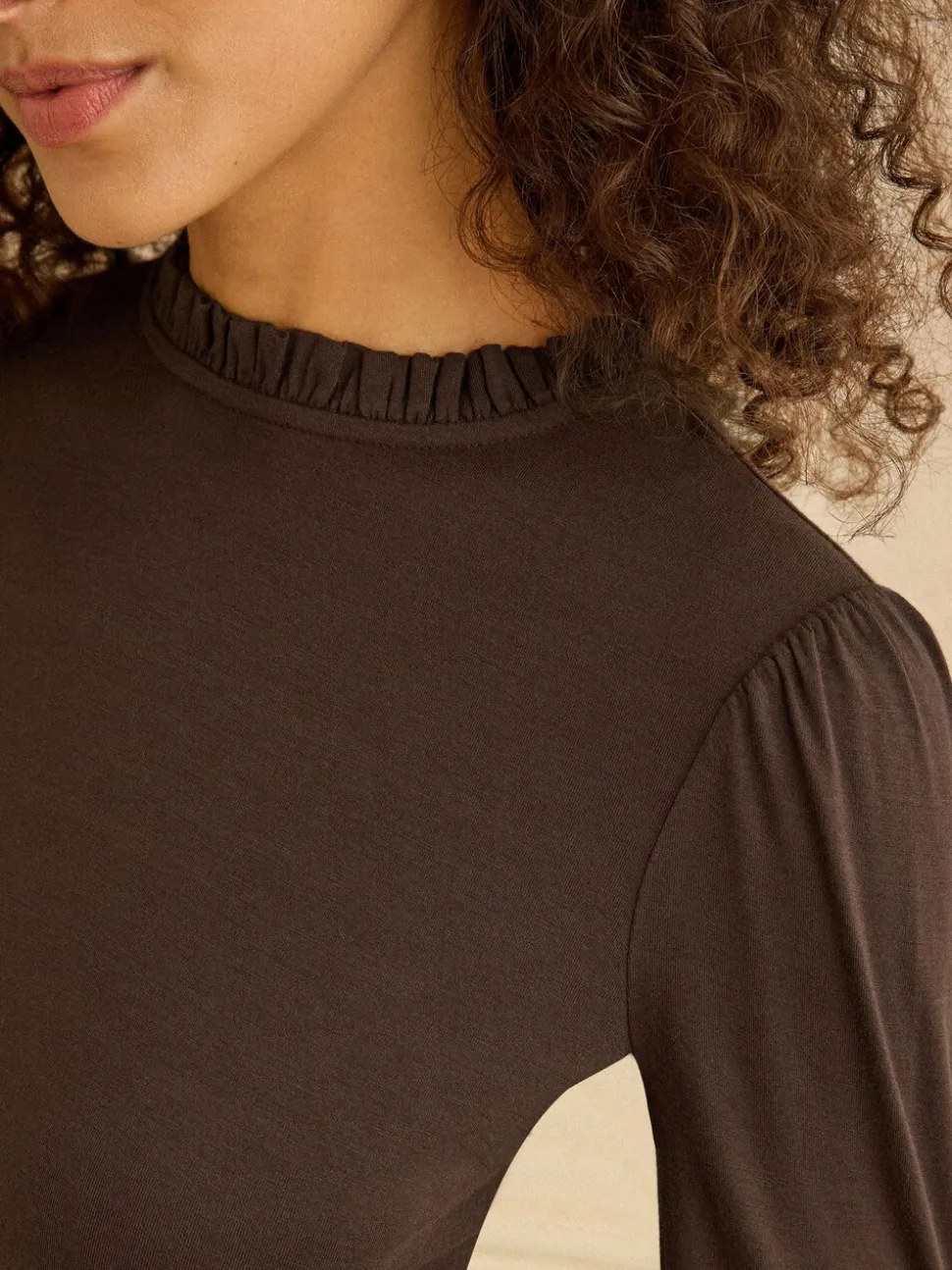 Chocoladebruin - Love & Roses jersey top met ruches aan de hals en lange mouwen