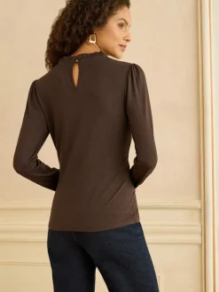 Chocoladebruin - Love & Roses jersey top met ruches aan de hals en lange mouwen
