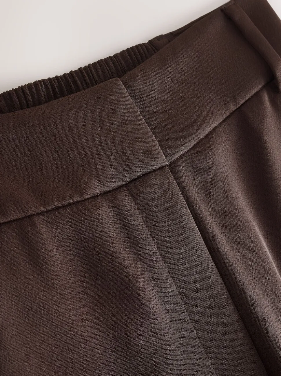Chocoladebruin - Satijnen broek met wijde pijpen en elastiek in de achterkant