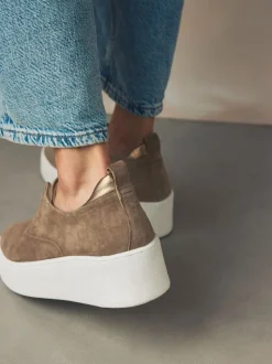 Chocoladebruin - Signature leren sneakers met dikke plateauzolen en sleehak