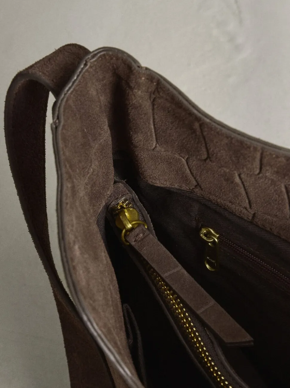 Chocoladebruin - Suede Croc Messenger Cross-Body Bag