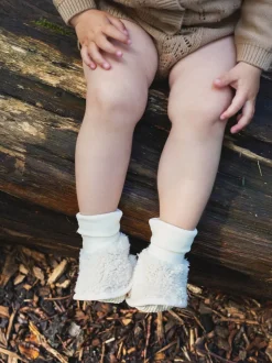 Crème - The Little Tailor - Sherpa-fleece babylaarsjes met donzige voering