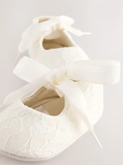 Crèmekleurig kant - Feestelijke babyschoenen met strik vooraan (0 - 24 mnd)