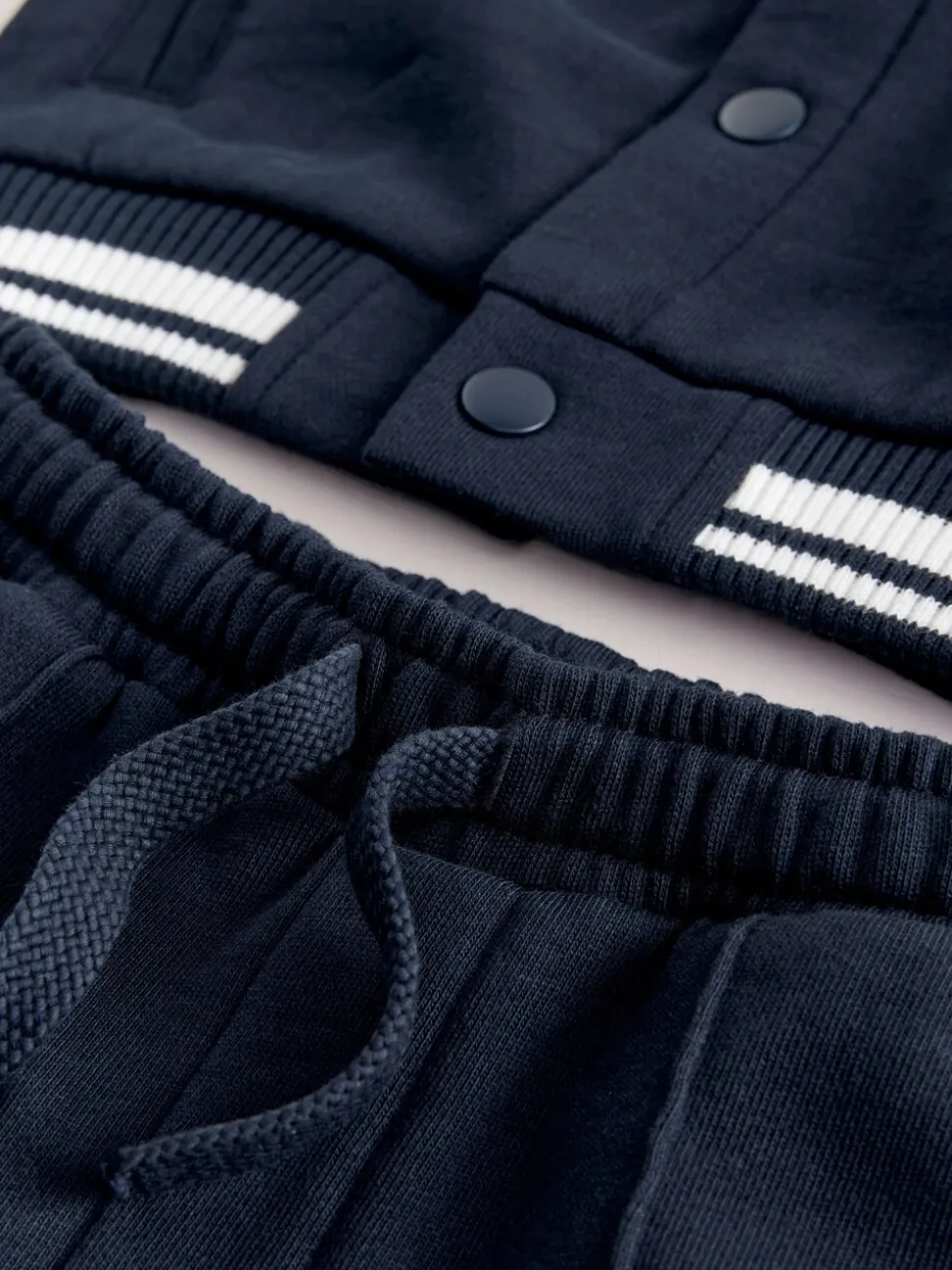 Donkerblauw - Jersey letterman-jack en broek set (3mnd-7jr)