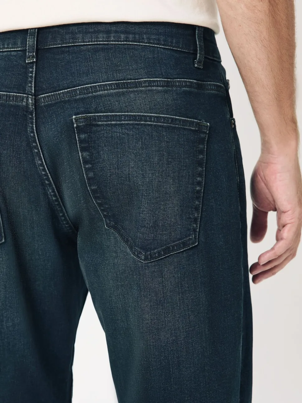 Donkerblauwe wassing - Klassieke stretchjeans met standaard taps toelopende pasvorm