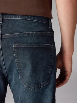Donkerblauwe wassing - Rechte, klassieke jeans met stretch