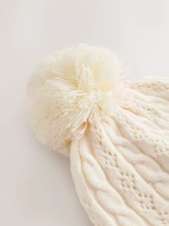 Ecru - Pointelle kabelgebreide muts met pompon (0mnd-2jr)