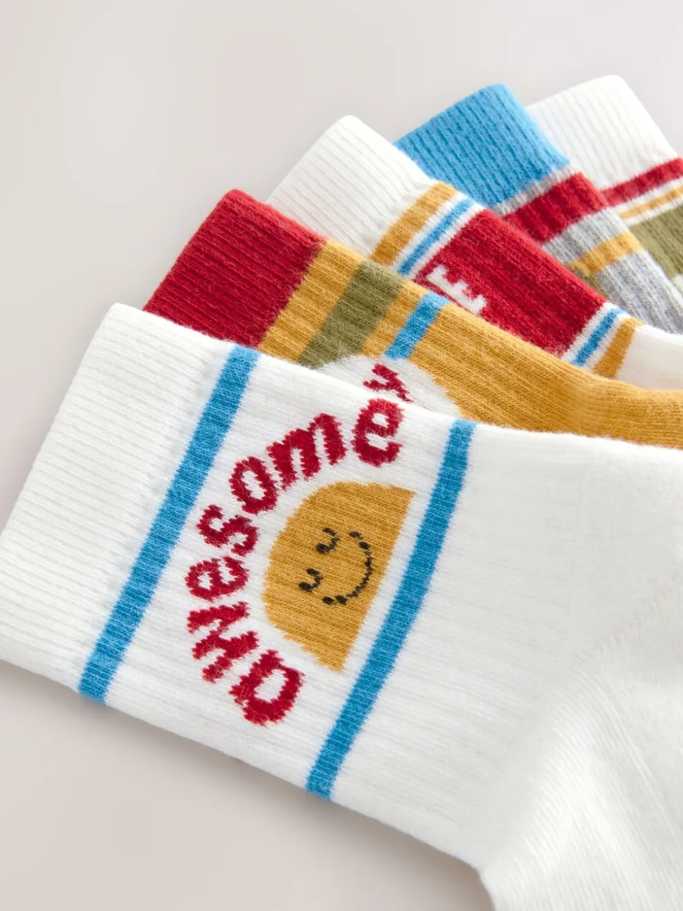 Ecru/mosterd/rood retro slogan - Verpakking van 5 paar Character sokken met hoog katoengehalte