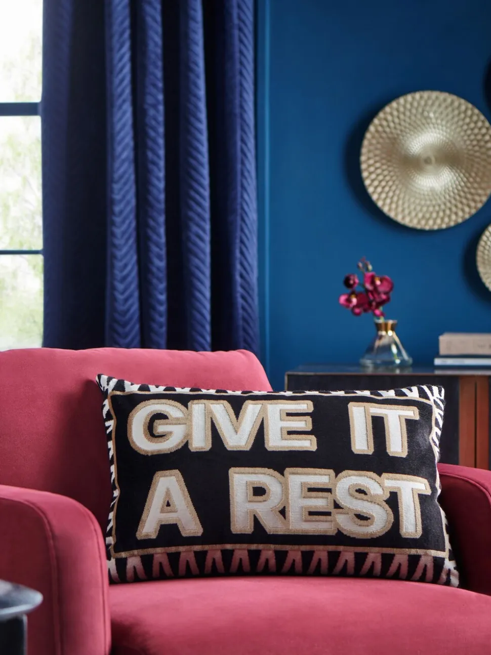Fluwelen kussen met Give It A Rest-slogan