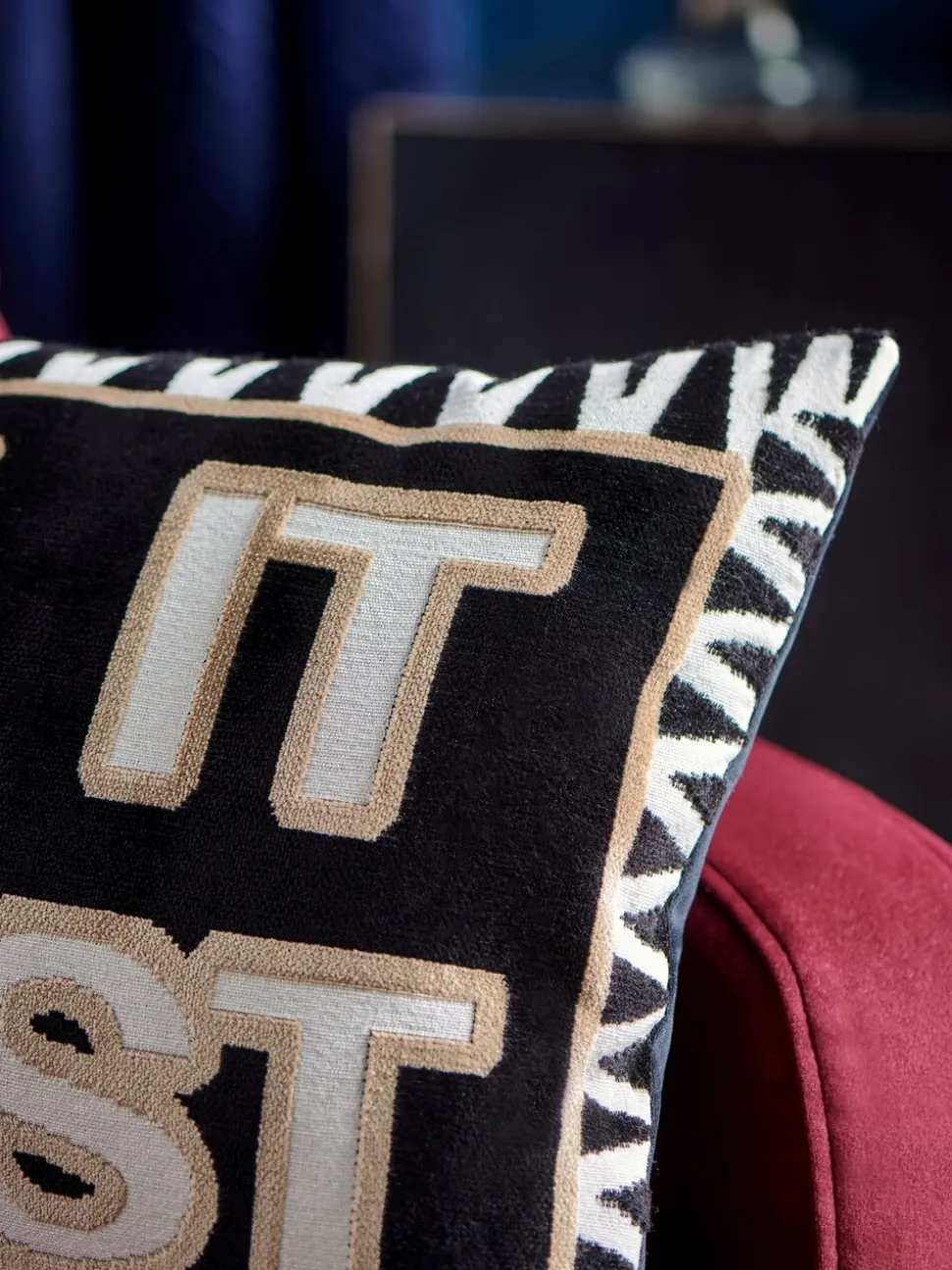 Fluwelen kussen met Give It A Rest-slogan