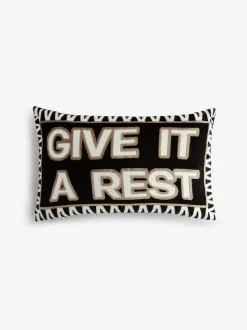 Fluwelen kussen met Give It A Rest-slogan