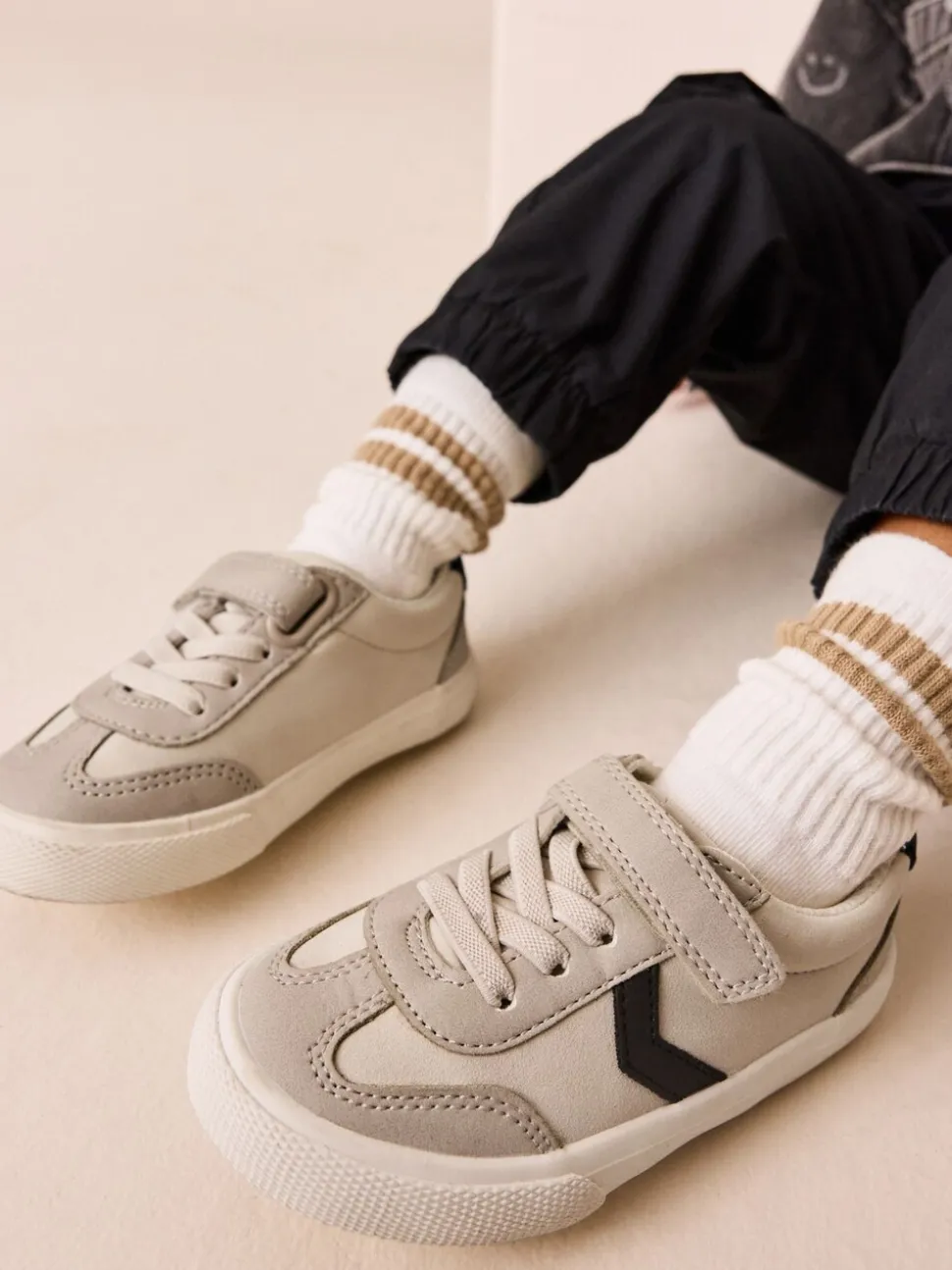 Grijs - Sneakers met klittenbandsluiting en elastische veters