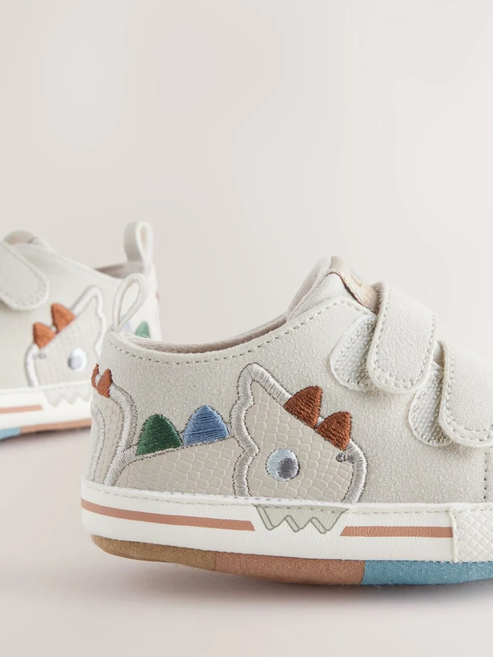 Grijs dinosaurus - Touch Fastening Baby Trainers (0-2mths)