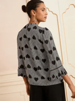 Grijs met hartjesprint - Love & Roses Crew Neck Pleated Flute Sleeve Blouse